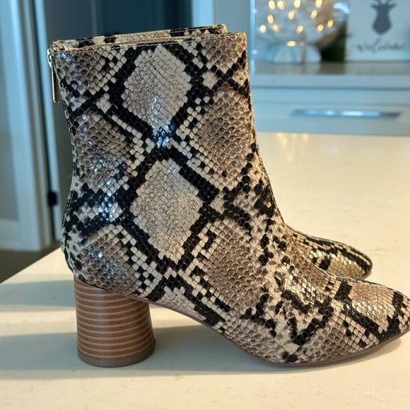 New*** ANKLE BOOTS - Picture 1 of 6